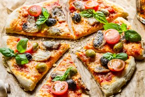 Владелец пиццерии на камеру оскорбил туристов из Тайваня