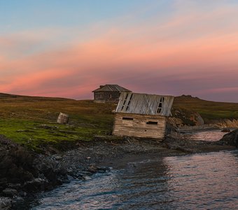 Игры разума. Полнолуние на закате в Арктике.
