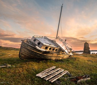 Остатки былой цивилизации. Заброшенный баркас на южном острове Новой Земли