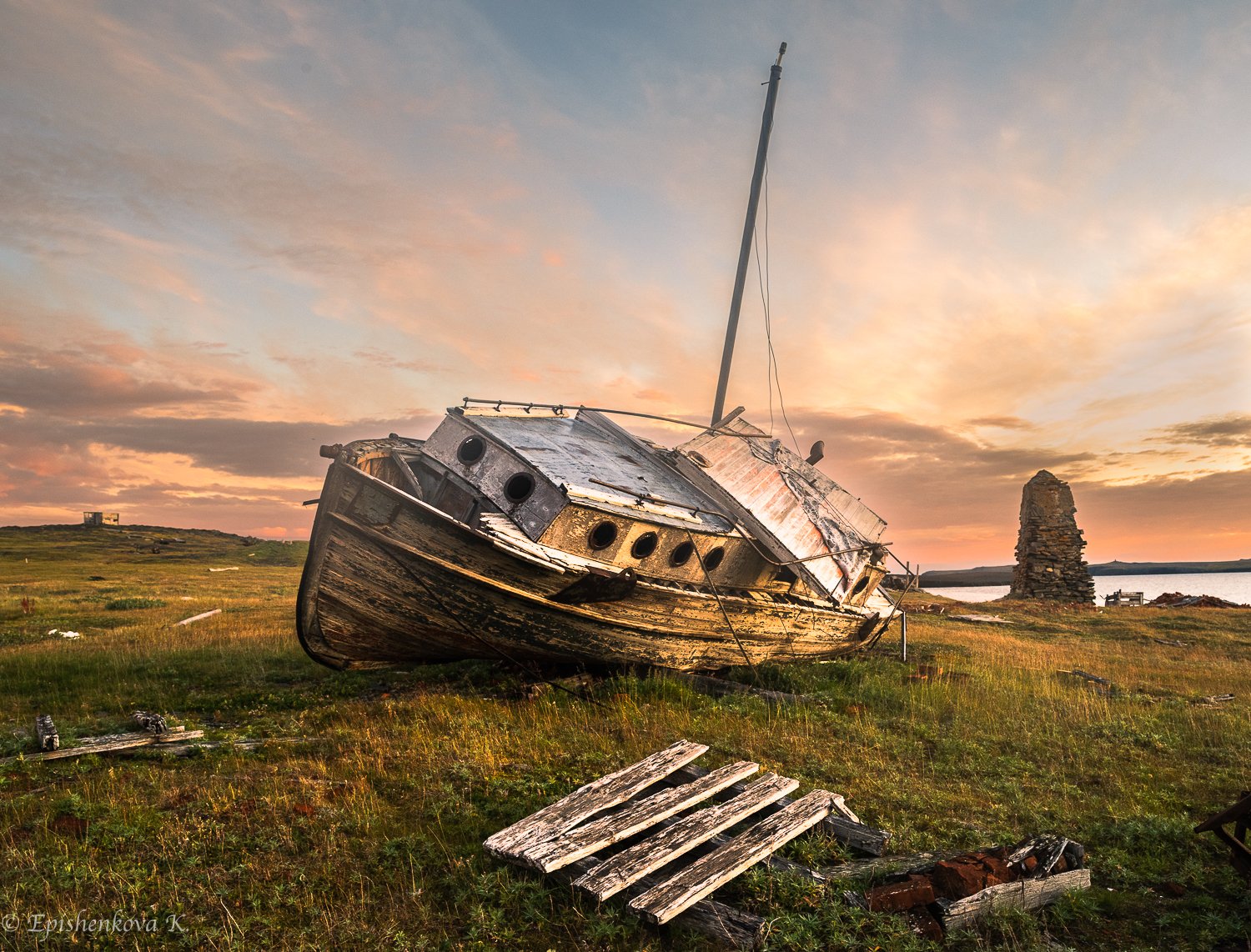 Остатки былой цивилизации. Заброшенный баркас на южном острове Новой Земли