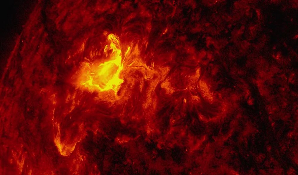 На Солнце засняли грандиозную вспышку. Скоро её плазма достигнет Земли