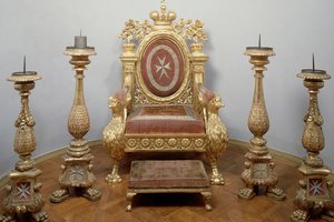 Турист сел на музейный трон магистра Мальтийского ордена. Он поплатится за это