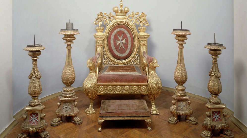 Турист сел на музейный трон магистра Мальтийского ордена. Он поплатится за это