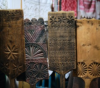 Прялка не Бог, а рубаху дает