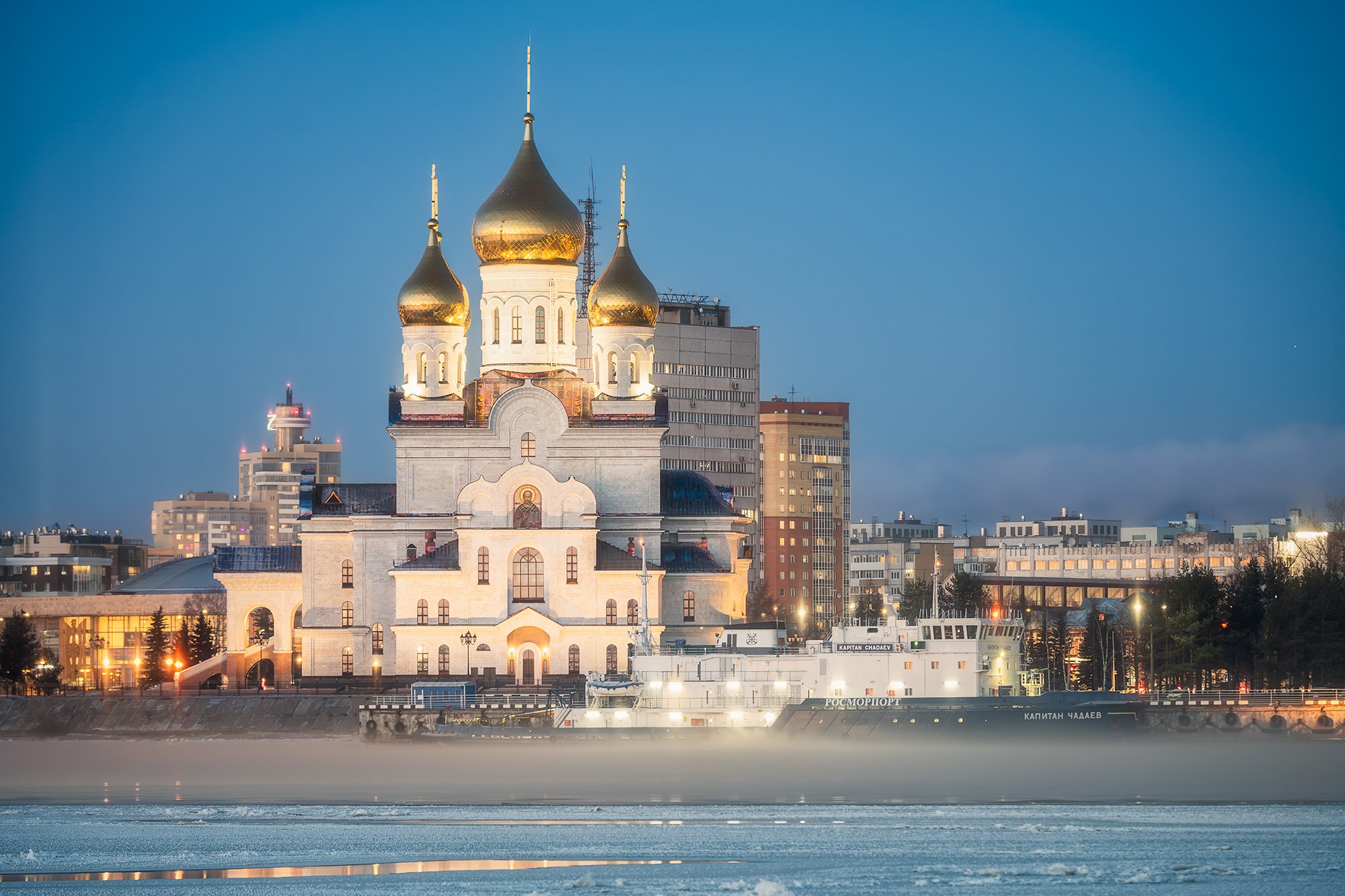 Декабрьский вечер в городе у первого льда