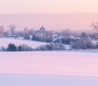 Нежно-розовый свет морозного вечера