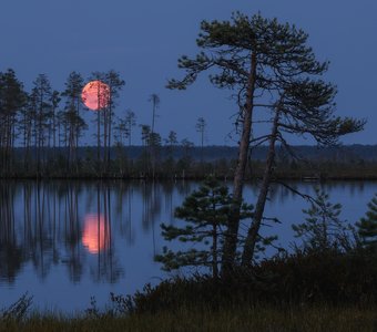 Красная луна над озером Кадам