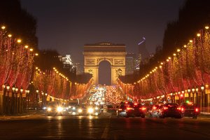 В Париже отменили новогодние торжества на Елисейских полях. Почему?