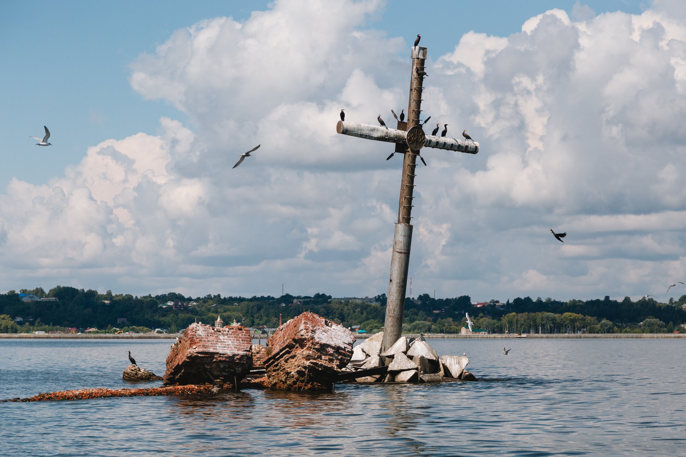 Памятник затопленным церквям
