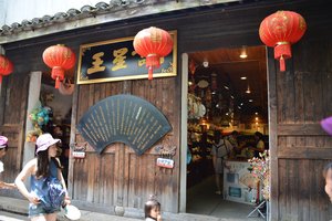 В Китае гид не выпускал туристов из магазина без дорогих сувениров