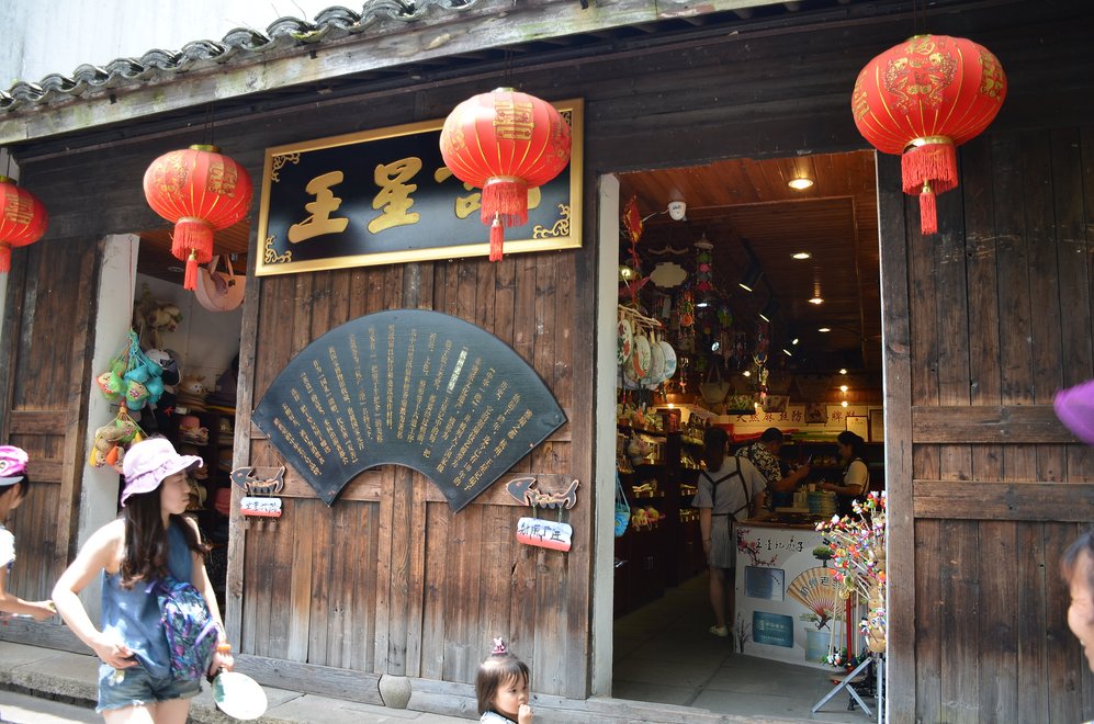 В Китае гид не выпускал туристов из магазина без дорогих сувениров