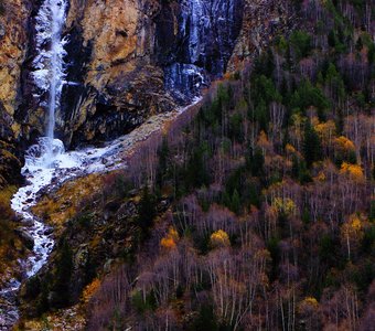Водопад осенью в горах