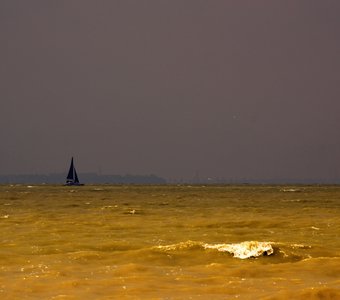 Синеет парус одинокий