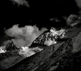 Под тенью гор