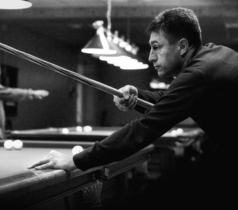 Игрок в бильярд