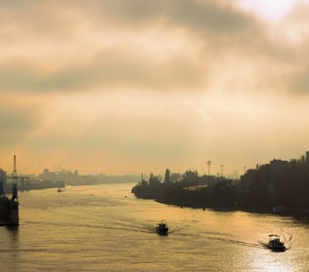 Хмурый вечер над рекой