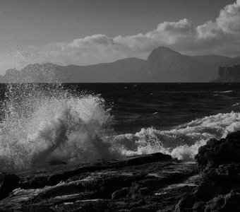 Морской прибой в Крыму