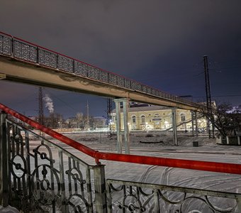 Запорошенный снегом переход через железнодорожные пути