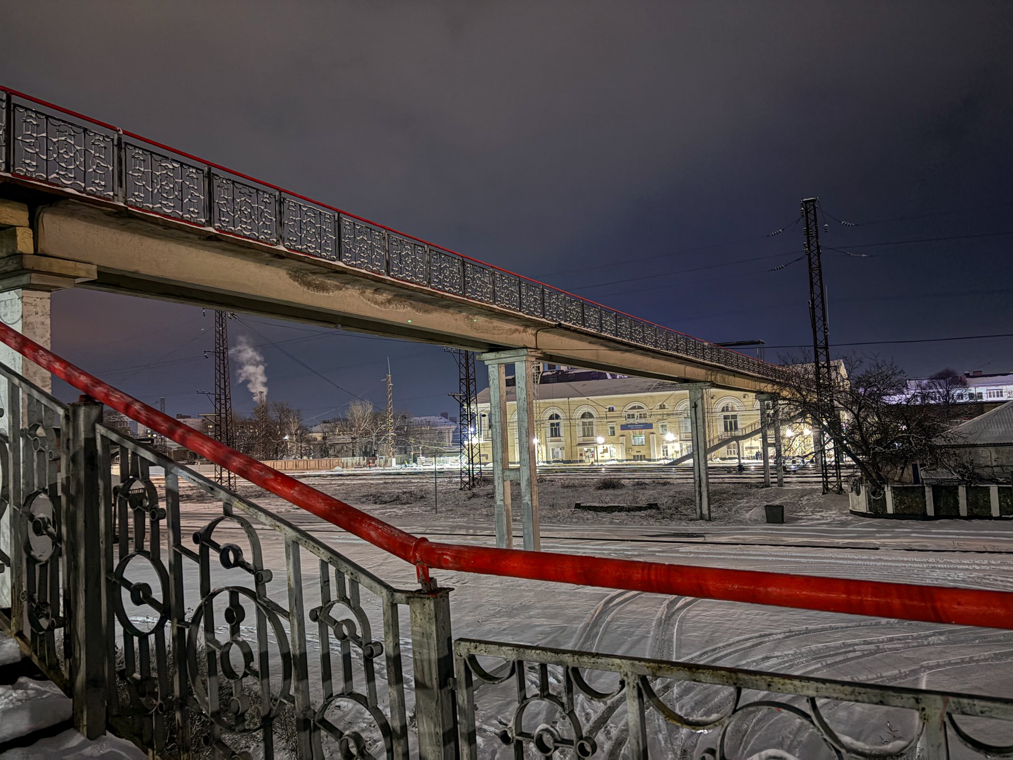 Запорошенный снегом переход через железнодорожные пути