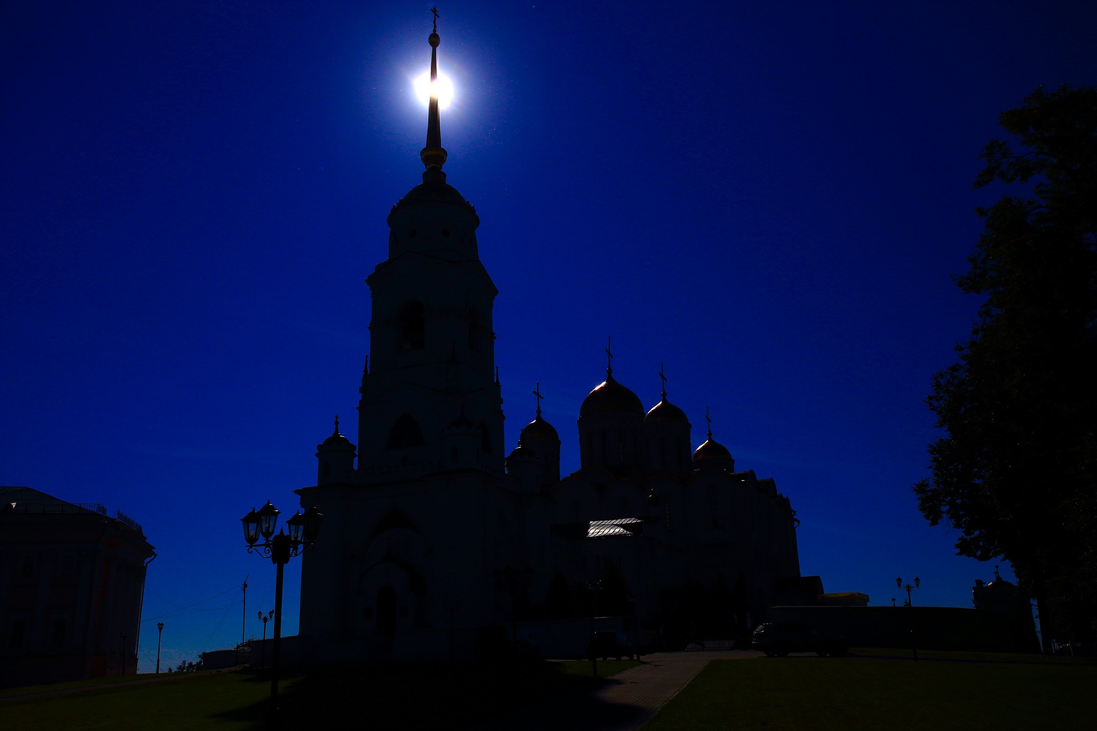 Успенский собор в контровом свете