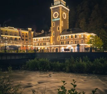 Ратуша с часами на Площади Роза, Роза Хутор, Сочи