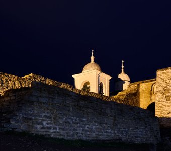 Изборская крепость, вид ночью