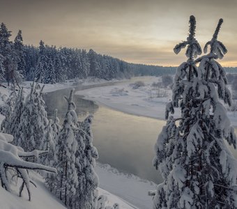 Вечер на заснеженном берегу реки