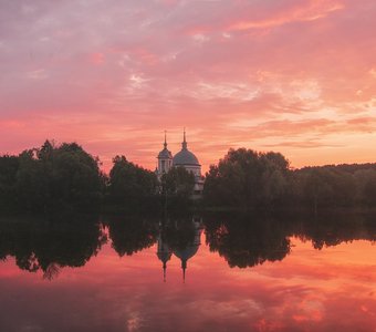 Рассвет над храмом и прудом