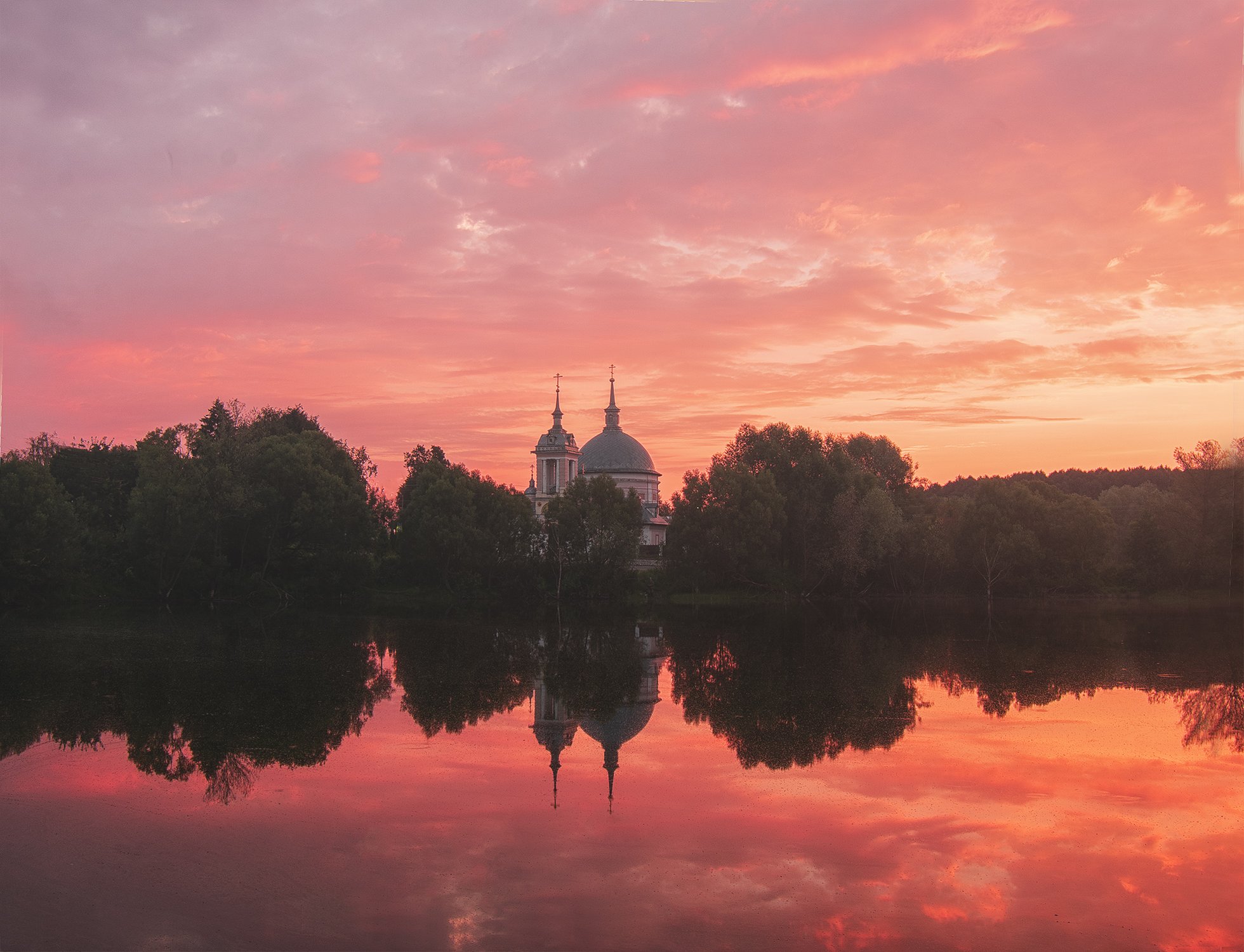 Рассвет над храмом и прудом