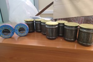 Турист хотел вывезти в Дубай девять банок черной икры: его не пустили