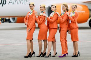 Российских стюардесс хотят избавить от высоких каблуков