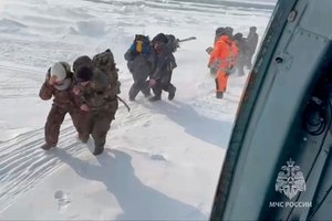 На Сахалине больше сотни рыбаков спасли с плавучей льдины