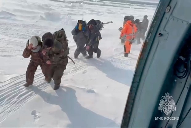 На Сахалине больше сотни рыбаков спасли с плавучей льдины
