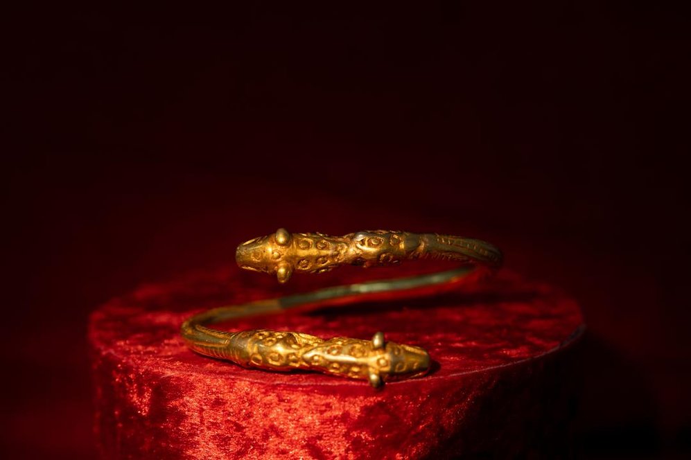 Золото сарматов: в Казахстане раскопали поразительный браслет с леопардами