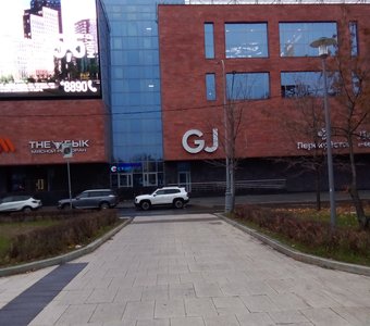 Здание торгового цента  в  центре Москвы