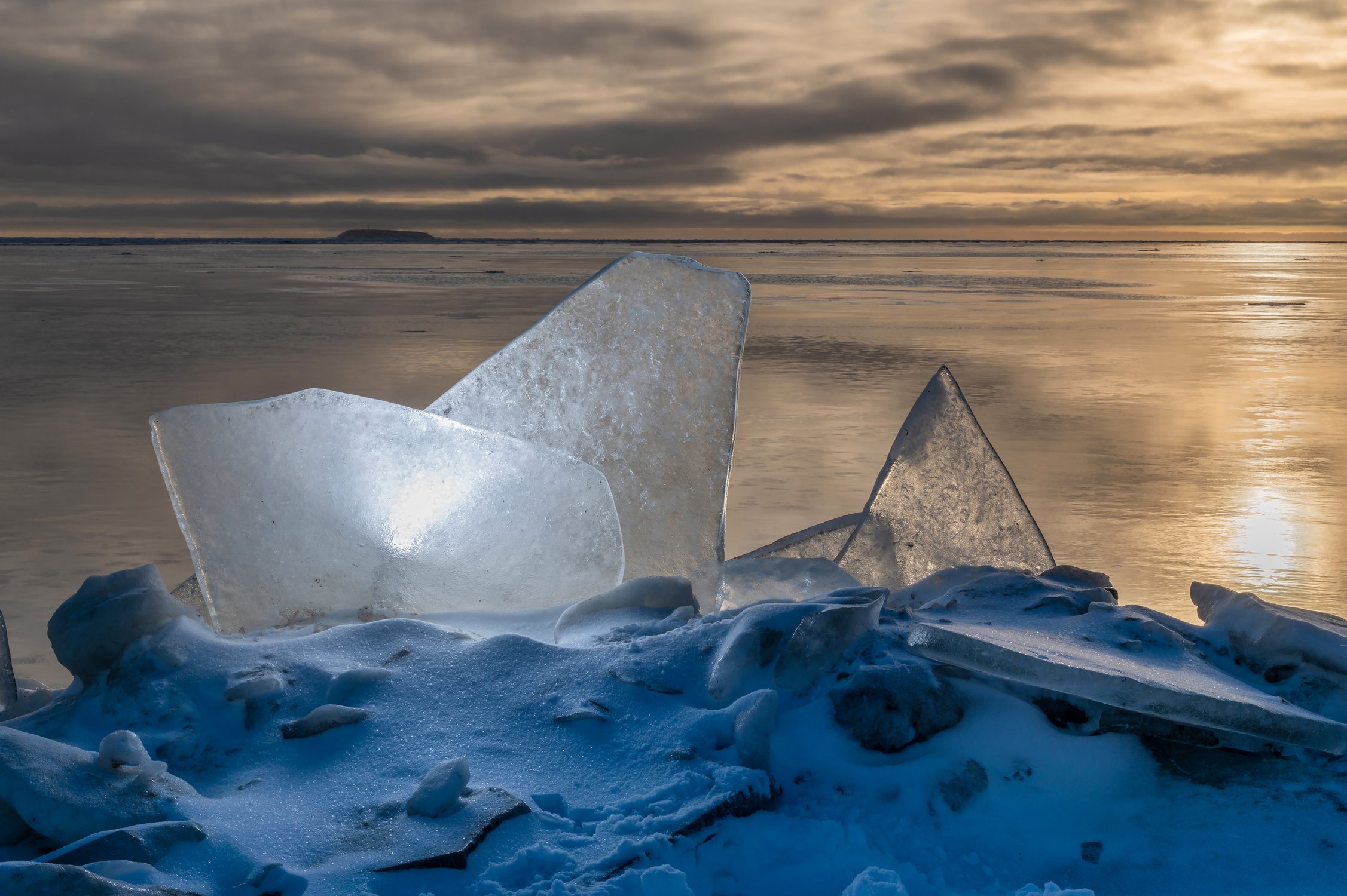 Ледяные фигуры на восходе