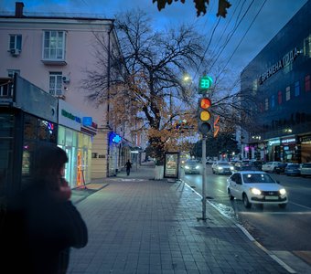 Огни вечернего городка на юге России