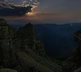 Заход Луны на Бермамыте