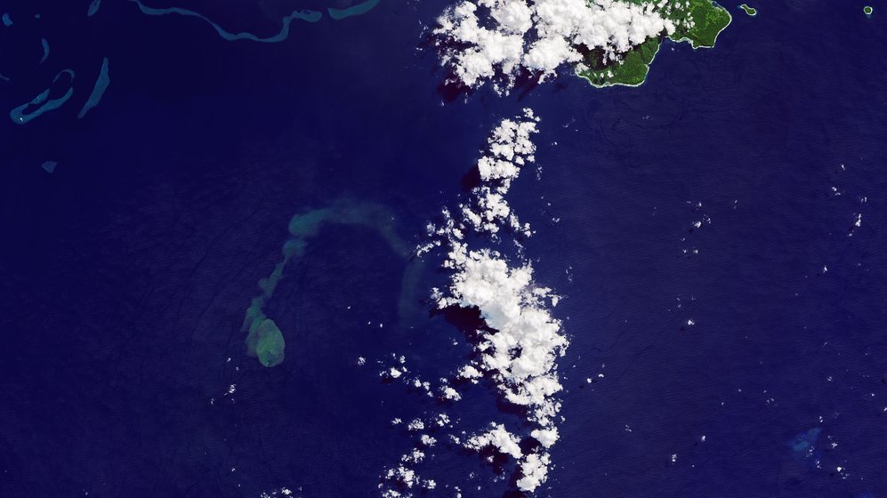 Фото из космоса: подводное извержение «акульего каньона»