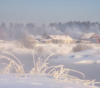 Топят печи на речном берегу