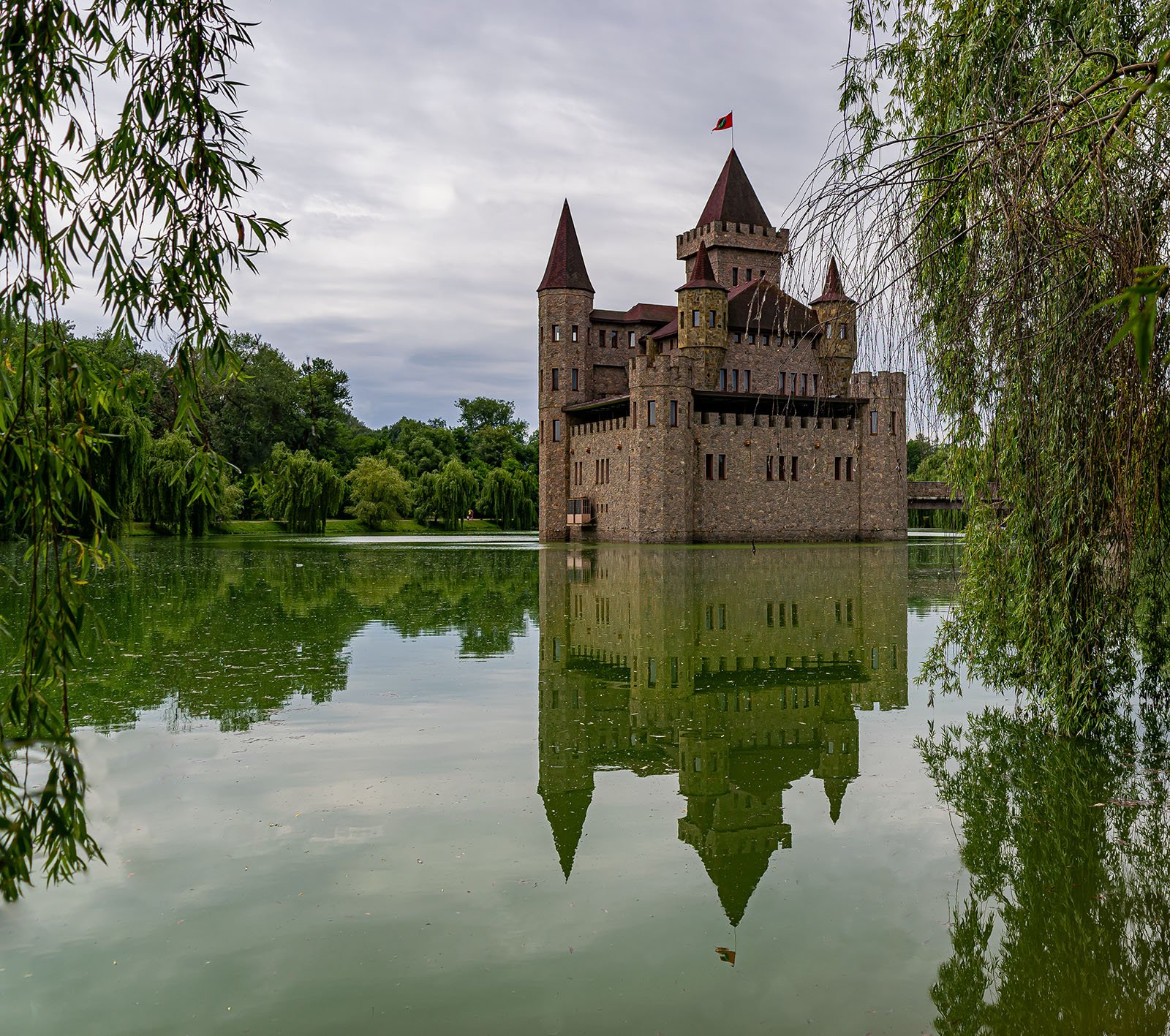 Удивительный замок посреди озера