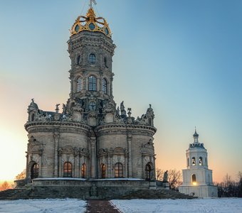 Знаменская церковь в Дубровицах на рассвете