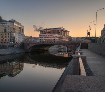 Утро на Водоотводном канале в Москве