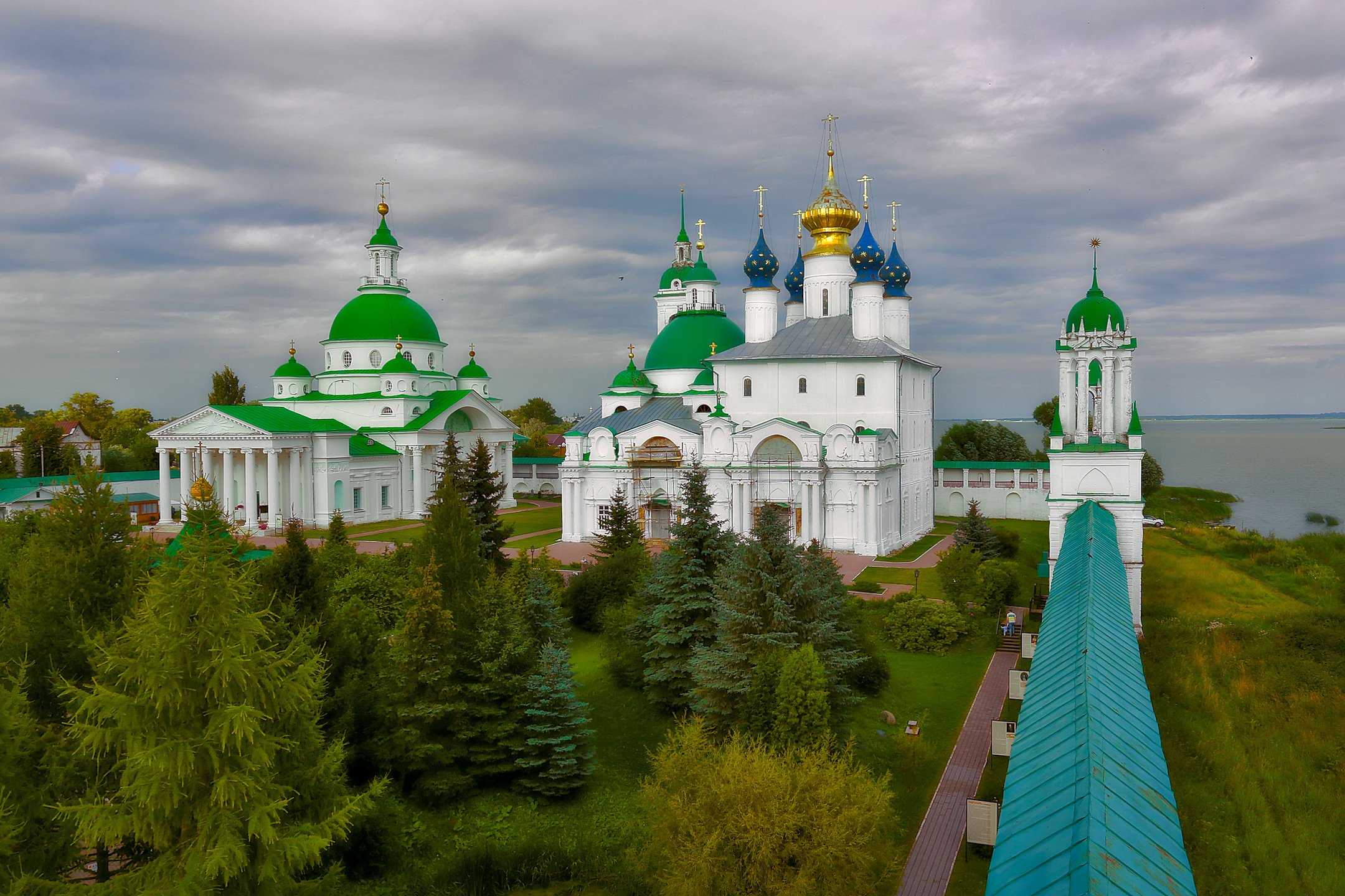 Белокаменный