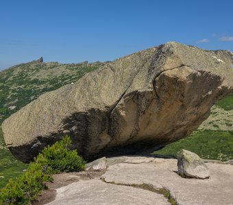 Висячий камень