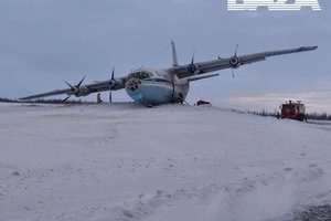 В Новом Уренгое самолет опрокинулся на бок при заходе на посадку: видео