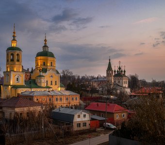 Рассвет над Ильинской и Троицкой церквями в Серпухове