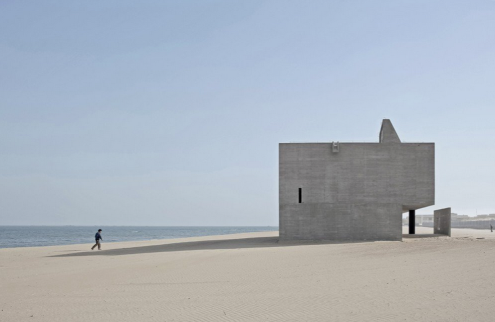 Самая странная пляжная библиотека на планете