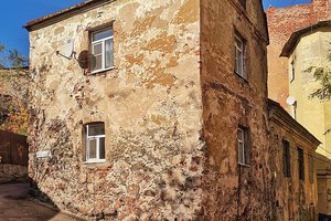 Где находится самый старый жилой дом России?