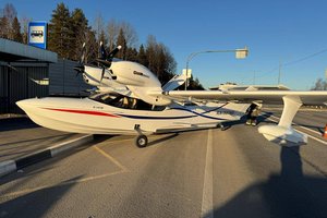 В Вологодской области самолет припарковался у автобусной остановки
